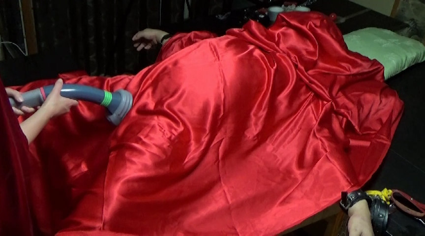 ＜痴女＞ サテンマント痴女がガチムチノンケに電マフェラチオ拷問 【高画...