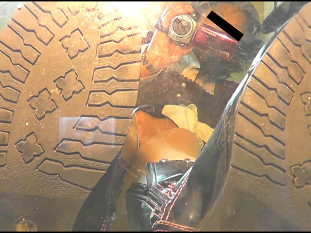 ＜痴女＞ ブーツやナマ足で踏んだものを食べさせ顔面踏みにじり！ 【高画...