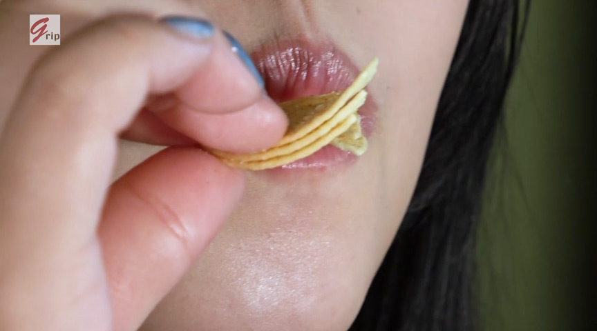 ＜痴女＞ 食材フェラ咀嚼ASMR！舐め噛み接写と咀嚼餌付けランチ 【高...