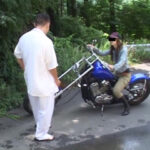 ＜痴女＞ バイクとブーツで徹底的に懲らしめるバイカー女王様 【高画質】