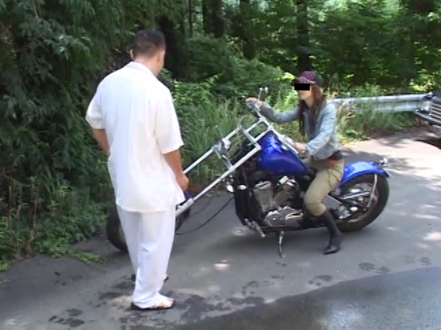 ＜痴女＞ バイクとブーツで徹底的に懲らしめるバイカー女王様 【高画質】