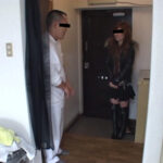 ＜痴女＞ ツケを払わないダメオヤジを踏み潰し罵倒するギャル 【高画質】