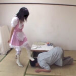 ＜痴女＞ オタクをお立ち台にして萌えポーズを決める童顔メイド 【高画質】