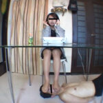 ＜痴女＞ 足置き台の使用料は生足で潰した餌を恵んでやるだけ 【高画質】