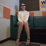 ＜痴女＞ ウエイトレス様の立ち仕事で蒸れたナマ足は最高のご褒美 【高画質】