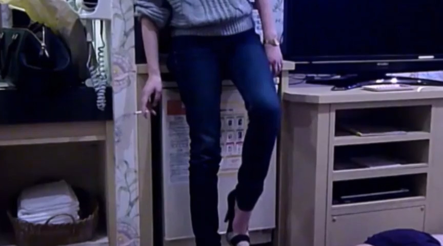 ＜痴女＞ ドSアパレル店員によるヒール＆スニーカーM男いじめ 【高画質...