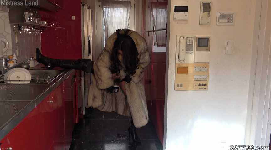 ＜痴女＞ 貴婦人の館で人間便器にされていく男 【高画質】