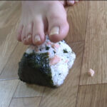 ＜痴女＞ おにぎりを唾と足で踏み潰してみました！ 【高画質】