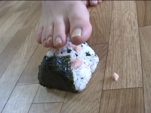 ＜痴女＞ おにぎりを唾と足で踏み潰してみました！ 【高画質】