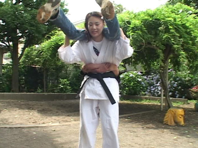 ＜痴女＞ メッタ蹴り処刑！！ 豪力アマゾネス 【高画質】