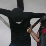 ＜痴女＞ マント痴女に磔にされて、くすぐりの刑にかけられたM男 【高画質】