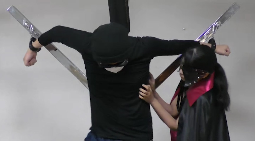 ＜痴女＞ マント痴女に磔にされて、くすぐりの刑にかけられたM男 【高画...