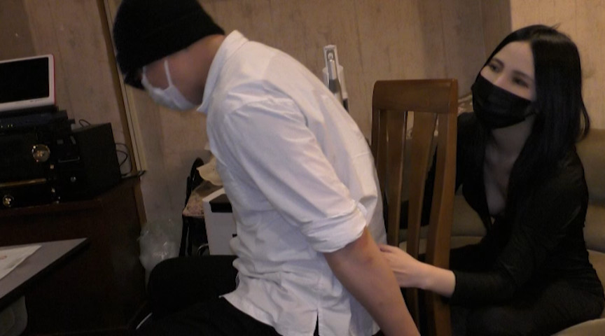 ＜痴女＞ ピチピチスーツを着た女にくすぐり拷問にかけられました 【高画...