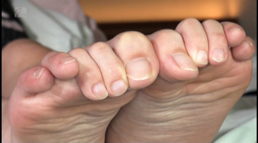 ＜痴女＞ 大人しめ清楚系美人OL美しい足裏と足コキ電気アンマ 【高画質...