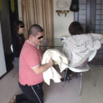 ＜痴女＞ 痛がる豚奴隷をブーツでイジメ楽しむドSな二人 【高画質】