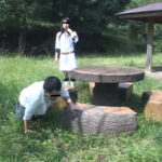 ＜痴女＞ 使用人二人と彼岸花をブーツで踏み潰す美人お嬢様 【高画質】