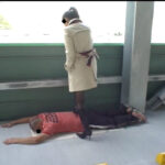 ＜痴女＞ 航空専門学生のブーツとストッキングの踏み台にされた男 【高画質】