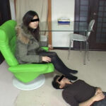 ＜痴女＞ モデルのタイツとナマ足の踏み台にされたマネージャー 【高画質】