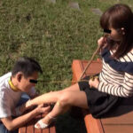 ＜痴女＞ 汚れたサンダルとナマ足で顔を踏みにじり舐めさせる 【高画質】