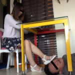 ＜痴女＞ 専門学生の臭くて柔らかい足裏とサンダルで踏まれて幸せ 【高画質】