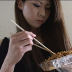 ＜痴女＞ 和風美女が焼きそばに唾を吐きM男に食べさせました！！ 【高画質】