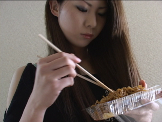 ＜痴女＞ 和風美女が焼きそばに唾を吐きM男に食べさせました！！ 【高画...