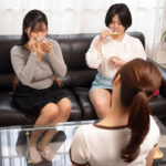 ＜痴女＞ エステティシャンが二人の人妻と束になり繋がってゆく 【高画質】