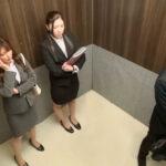 ＜痴女＞ 巨乳女上司たちとエレベーターの中に閉じ込められて… 【高画質】