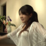 ＜痴女＞ 近くに彼氏が居るのに僕を痴女ってくる見知らぬお姉さん 【高画質】