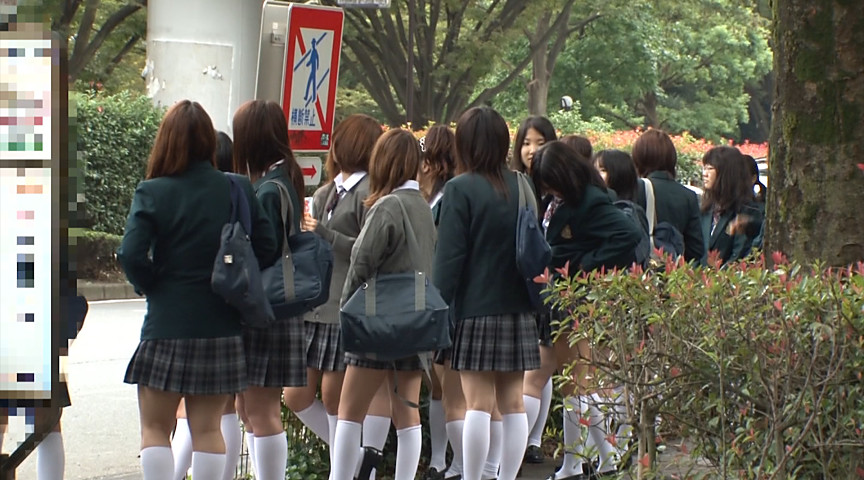 ＜痴女＞ 新・間違えたフリして通学バスに乗り込んでヤられた4 【高画質...