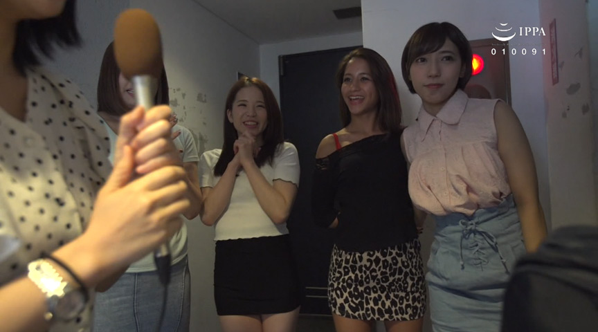 ＜痴女＞ 思春期少年の目の前に突然ミニスカパンチラが！3 【高画質】