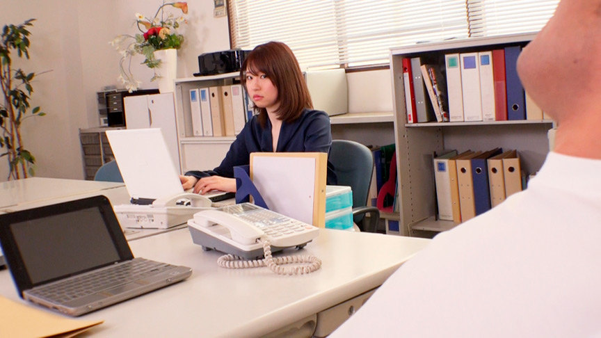 ＜痴女＞ 男子に身体を密着させて乳首責め＆太腿スリスリで迎撃！ 【高画...