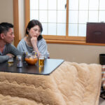 ＜痴女＞ コタツの中で股間を弄られこっそり欲情する美熟女2 【高画質】