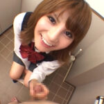 ＜痴女＞ 女子校生に見つめられながら手コかれちゃった僕 【高画質】