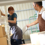 ＜痴女＞ 倉庫勤務中でも拒めずやらせてくれる地味巨乳パート妻 【高画質】