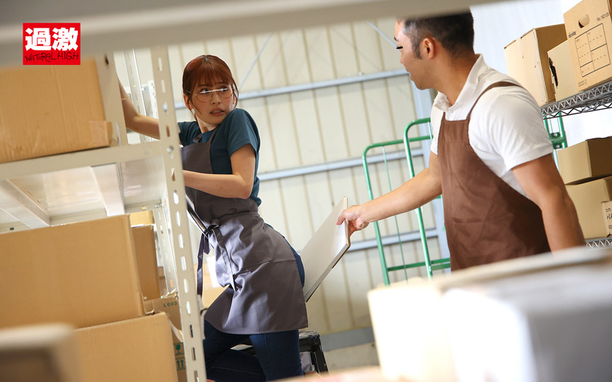 ＜痴女＞ 倉庫勤務中でも拒めずやらせてくれる地味巨乳パート妻 【高画質...