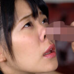 ＜痴女＞ 臭いチンカスち○ぽの匂いに興奮し鼻コキする変態女 【高画質】