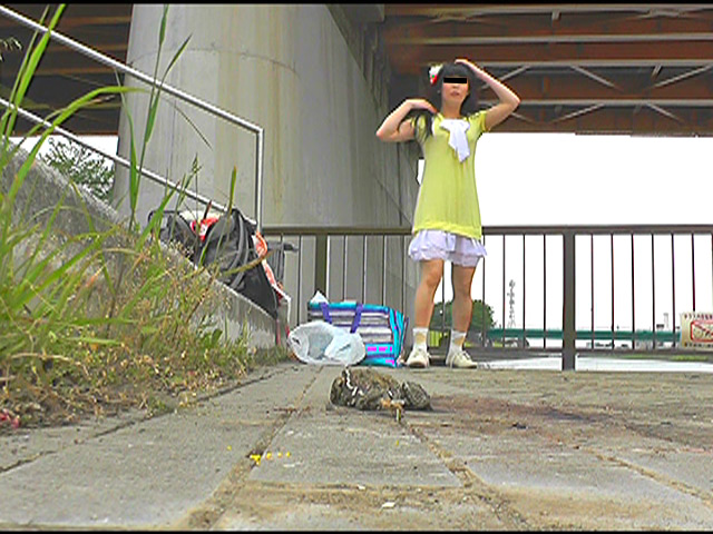 ＜痴女＞ 短靴やサンダルでヒキガエルを踏むあどけない女の子！ 【DUG...