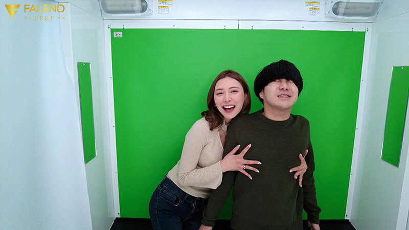 【痴女】 「お外で勃起して恥ずかしくないの？」彼女持ちのM男クンを寸止...