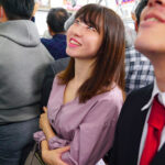 【痴女】 夫の横で痴●され腰をクネらせ発情した妻は自らチ○ポを求めて無言でイキまくる ＜FANZA＞