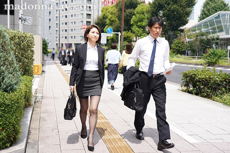 【痴女】 転職先の女上司に勤務中ずっと弄ばれ続けている新人の僕 甘乃つ...