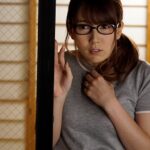 【痴女】 「わたし、おばさんだけど良かったらデリヘルみたいに呼んで」大人しそうな隣人妻は性欲大魔神！旦那とご無沙汰でとにかくヤリたい。 若い隣人のフル勃起チ●ポを前に覚醒！本物のデリヘル嬢以上にすんごいサービスでハメまくり！ 波多野結衣 ＜FANZA＞