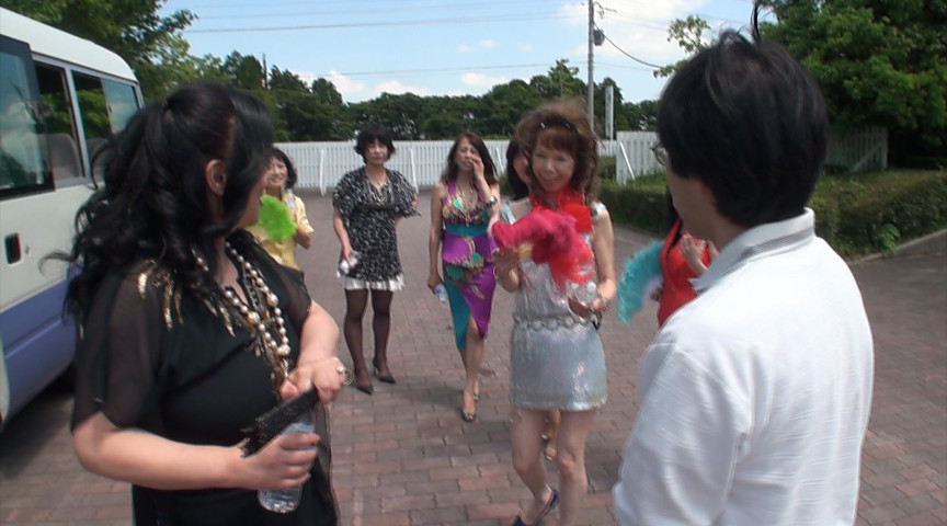 ＜痴女＞ マサコ・デラックス軍団がイク！集団ゲリラ逆ナンパ 【DUGA...