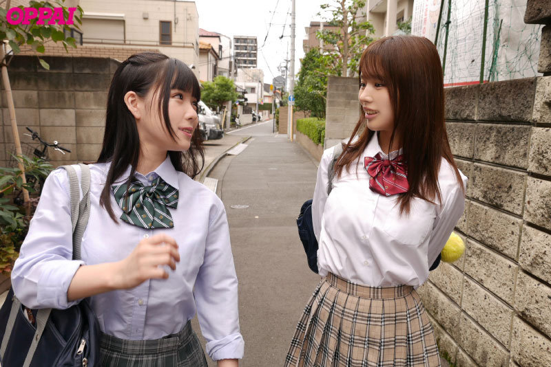 【痴女】 親の再婚でできた姉2人と子供部屋が相部屋に！ W痴女姉妹に挟...