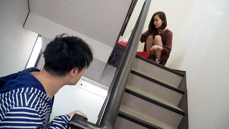 【痴女】 ノーブラノーパンで挑発してくるスケベ奥さんが隣に引っ越してき...