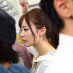 【痴女】 こっそり服の中で乳首いじり痴●され電車内でレズイキさせられた美乳女 ＜FANZA＞