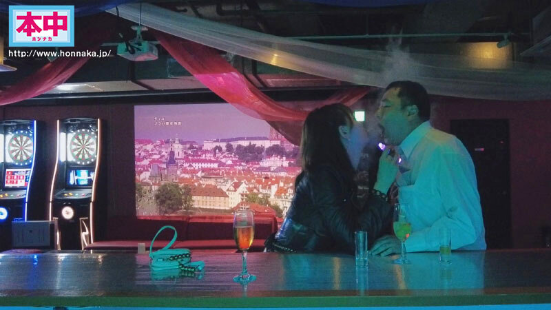 【痴女】 ねぇねぇー僕ちゃん、CLUB初めてきたの？ ココ暗いから何や...