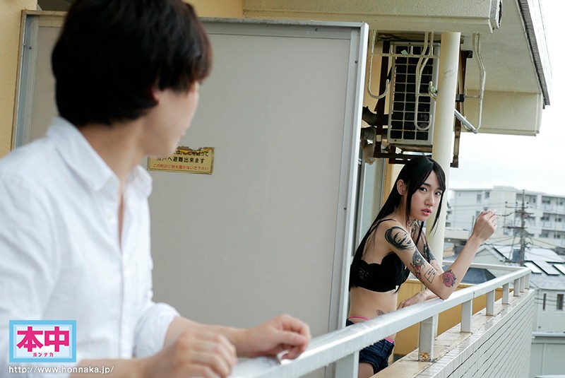 【痴女】 隣に住む魅惑の絶倫タトゥー美女 ～僕の家に彼女が待ってるのに...