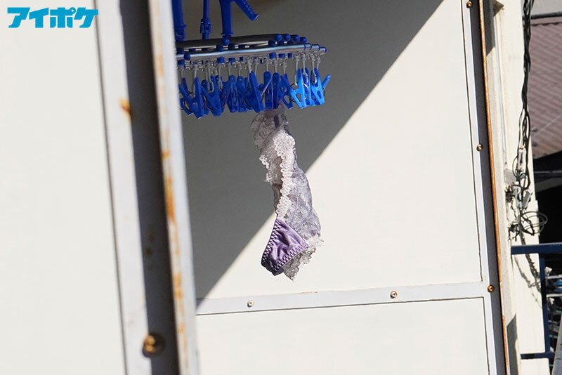 【痴女】 隣のドスケベ奥さんがパンティを干す昼下がりは欲求不満のサイン...