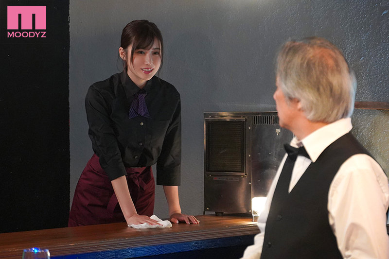 【痴女】 「店長、今日は帰らせないから…」時短営業逆NTR 閉店後、妻...